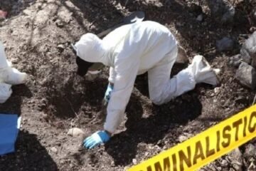 Extraen 21 cuerpos de fosa clandestina en Guanajuato, México