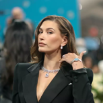 Hailey Bieber revela que un mini derrame cerebral y un defecto cardíaco cambiaron su visión de la salud