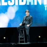 Más de 4 mil personas de pie cantando el Himno Nacional marcó el cierre emotivo de la conferencia “Presidante” de Dante Gebel en Tegucigalpa