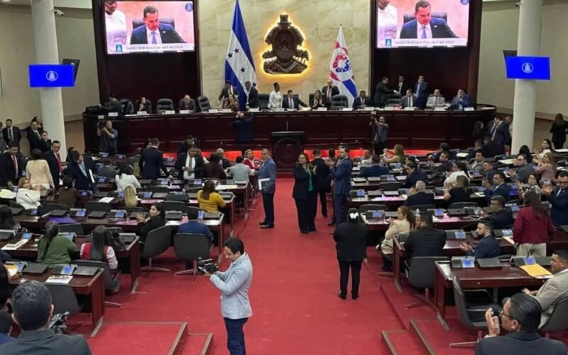 Presentan decreto para que jefe de las FFAA sea elegido por el Congreso