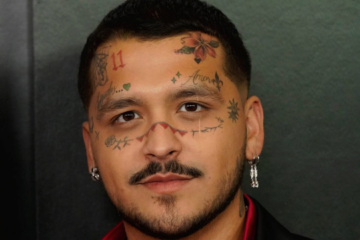Christian Nodal revela que Maná inspiró su primer tatuaje en la cara