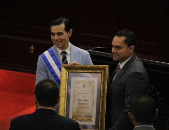Congreso Nacional entrega máxima condecoración al ambientalista César Quintanilla