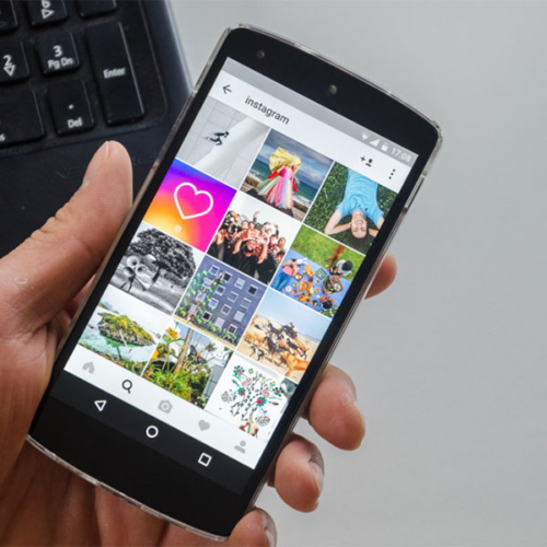 La UE exige a Meta modificar el «diseño adictivo» de Facebook e Instagram
