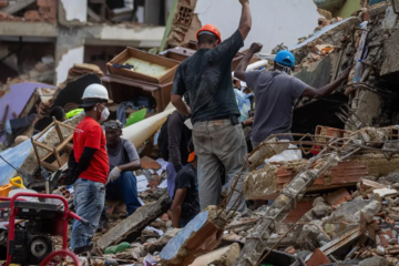 Rescatan con vida a hombre que permaneció más de siete días bajo los escombros en Venezuela
