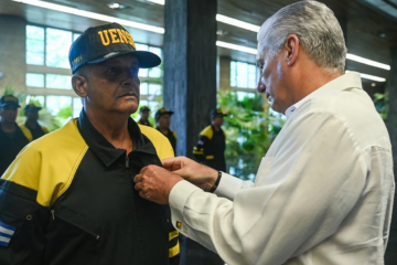 Cuba condecora a 18 rescatistas cubanos que participaron en labores tras terremotos en Venezuela