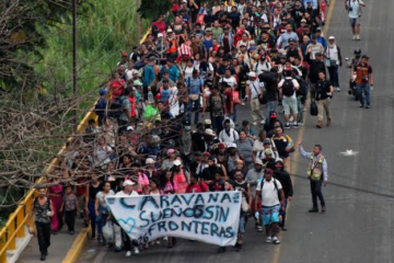 Unos 800 migrantes salen en caravana desde el sur de México hacia la capital