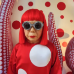 Muere Yayoi Kusama a los 97 años, la artista japonesa que convirtió los lunares en arte