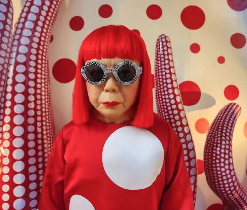 Muere Yayoi Kusama a los 97 años, la artista japonesa que convirtió los lunares en arte