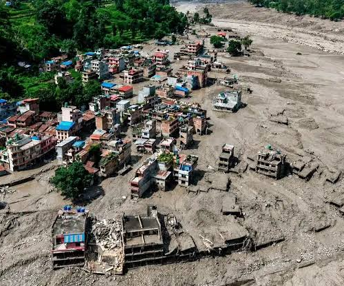 Nepal confirma que hay 910 personas sin localizar tras inundación, más de 500 extranjeras