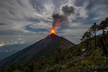 Guatemala evacúa dos aldeas por intensificación de las erupciones del volcán de Fuego