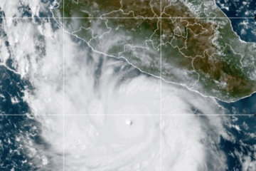 El huracán Polo vuelve a categoría 5 y provoca fuertes lluvias en el Pacífico mexicano