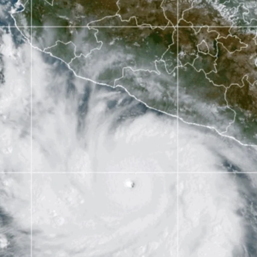 El huracán Polo vuelve a categoría 5 y provoca fuertes lluvias en el Pacífico mexicano