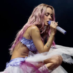 Tini Stoessel rompe en llanto en Bogotá y habla del duelo que atraviesa