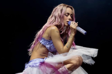 Tini Stoessel rompe en llanto en Bogotá y habla del duelo que atraviesa