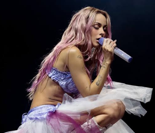 Tini Stoessel rompe en llanto en Bogotá y habla del duelo que atraviesa